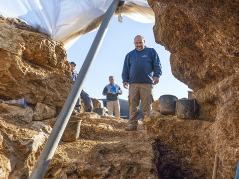 ארכיאולוג רשות העתיקות נתן בן-ארי בחפירה בארנונה [צילום: יניב ברמן, רשות העתיקות]