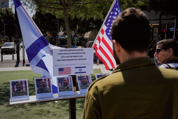 לוח זיכרון בתל אביב לחיילים האמריקנים שנהרגו במלחמה [צילום: בז רטנר/AP]