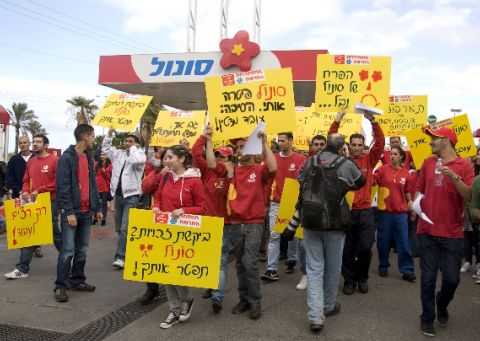 העובדים המפגינים, שלשום. ישובו לעבודה סדירה
