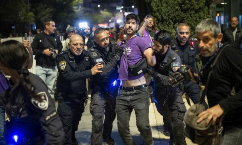 מעצר של אחד ממפרי הסדר בכיכר הבימה [צילום: פלאש 90]