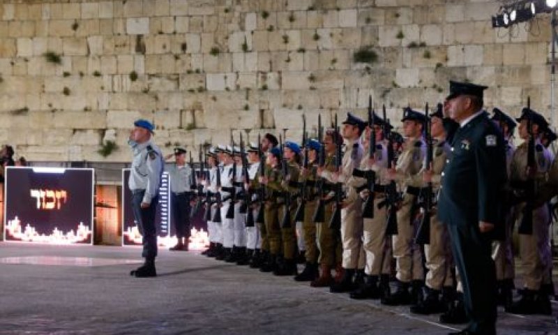 הטקס ברחבת הכותל המערבי [צילום: אוליביה פיטוסי/פלאש 90]