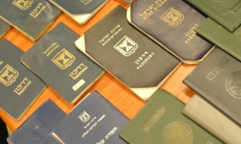 חלק מן המסמכים המזוייפים שנתפסו במעבדת הזיוף [צילום: יובל אראל דוברות משטרת תל אביב]