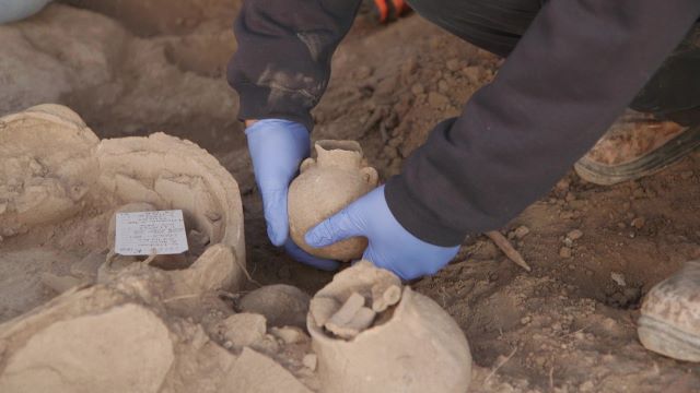 הוצאת הכלים הקדומים מהאדמה [צילום: אמיל אלג'ם רשות העתיקות]
