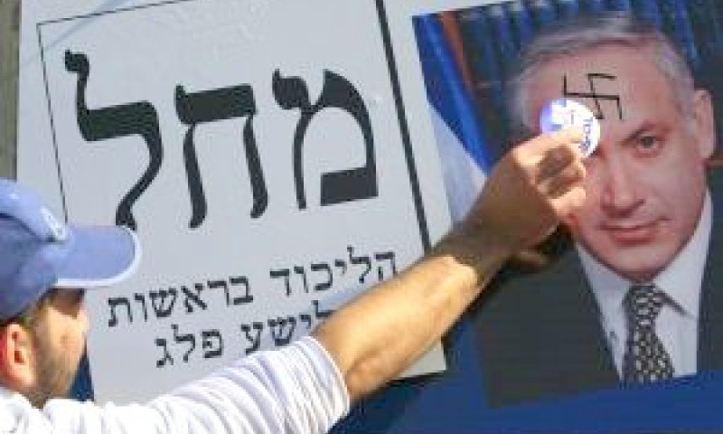 כרוז של הליכוד עם תמונת נתניהו ועליה צלב קרס. הבוקר בשכונת בקעה בירושלים [צילום: פלאש 90]