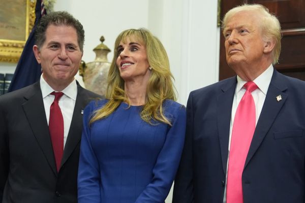 מייקל דל, אשתו סוזן, טראמפ. התחייב לתקום 6.25 מיליאד דולר [צילום: איוון ווצ'י/AP]
