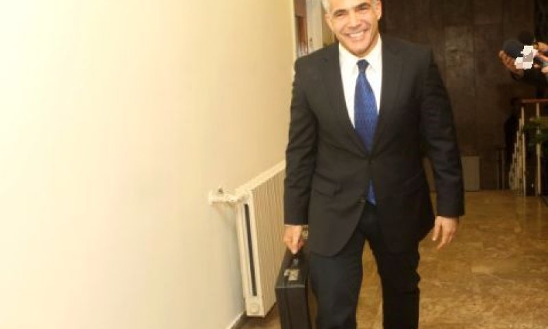 יאיר לפיד בכניסה לישיבת הממשלה [צילום: פלאש 90]