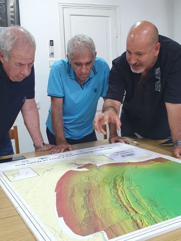 מימין לשמאל ראש האגף למיפוי ימי במרכז למיפוי ישראל רוני שדה פרופ' אהוד גלילי ומנכ"ל המועצה לשימור אתרים עמרי שלמון [צילום: יעל אטקין]