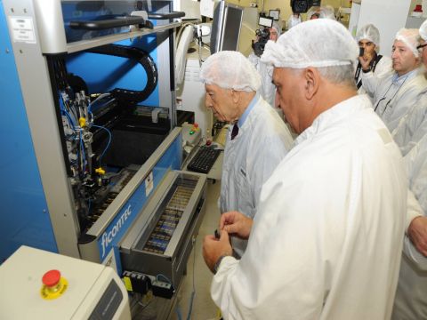 הנשיא פרס בביקור בחטיבת המו"פ של פיליפס בחיפה [צילום: מארק ניימן/ לע"מ]
