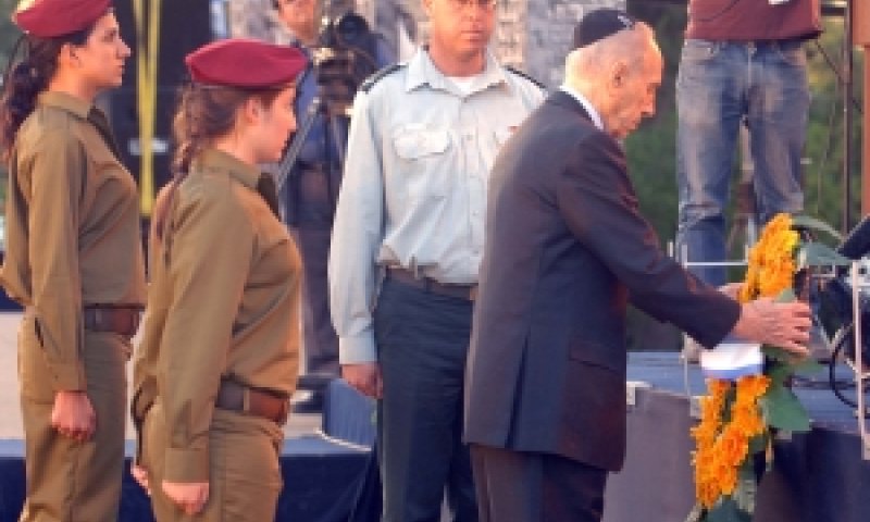 הנשיא פרס מניח זר בגבעת התחמושת [צילום: לע"מ]