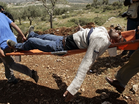 נמשכות ההפגנות נגד גדר הביטחון [AP]