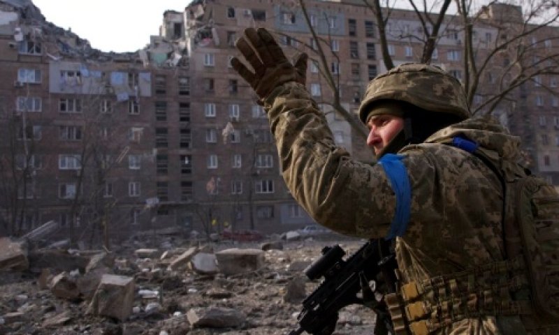 חייל אוקראיני בעיר מריופול הנצורה [צילום: מציסלב צ'רנוב, AP]