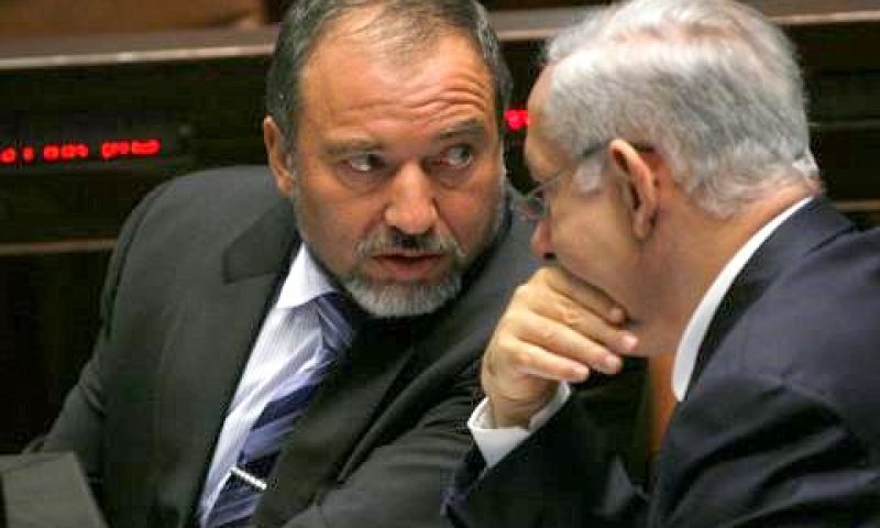 נתניהו וליברמן. סופגים את החיצים [צילום: פלאש 90]