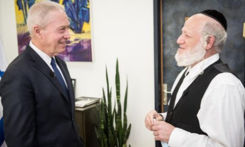 יהודה משי זהב עם השר גלנט [צילום: עודד קרני, לע״מ]