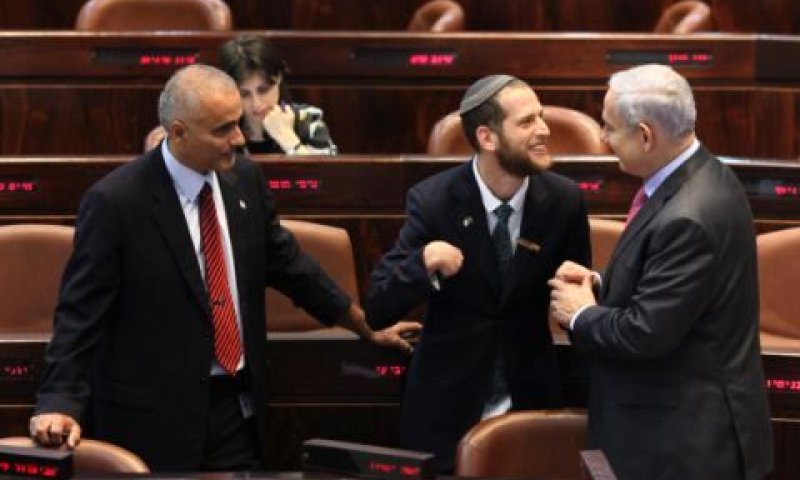 נדב יצחק הלפרין ניגש לראש הממשלה [צילום: פלאש 90]