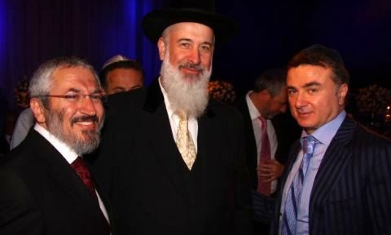 מיכו מירלשוילי, הרב יונה מצגר, ושבתאי מיכאלי [צילום: אסף לב]