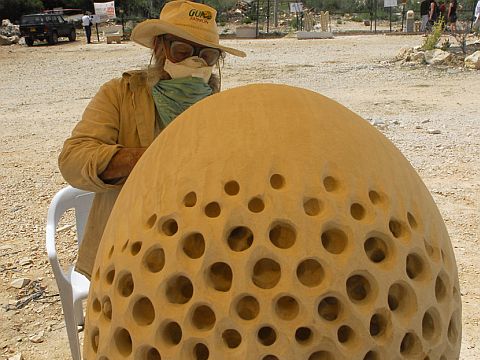פיסול באבן [צילום: עמיקם חורש]