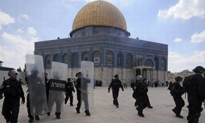 חלק ממיידי האבנים נמלטו לתוך המסגד [צילום: AP]