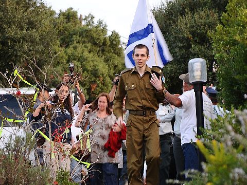 גלעד שליט סוף סוף צועד בשביל המוביל לביתו [צילום: דו"צ]