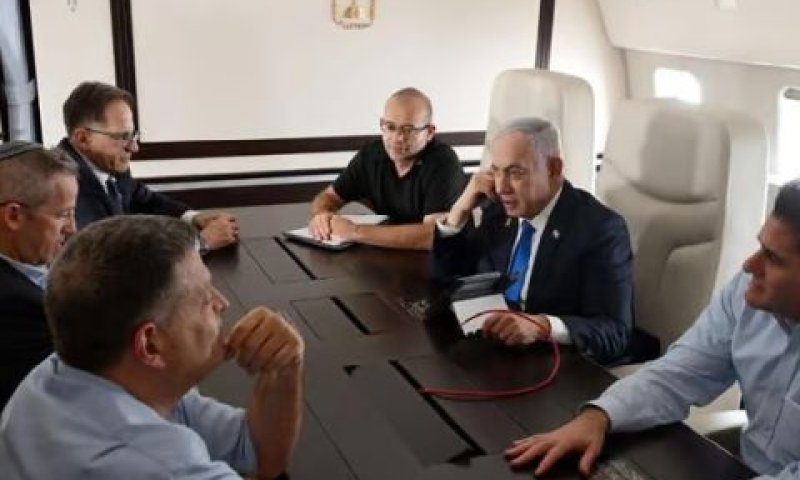 נתניהו במטוס כנף ציון [צילום: אבי אוחיון/לע"מ]