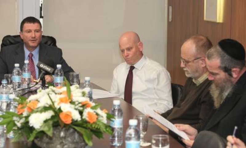 אדלשטיין בתדרוך עם כתבים פרלמנטריים [צילום: דוברות הכנסת]