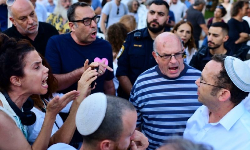 מנכ"ל ראש יהודי, אלי זעירא ומפגינים [צילום: תומר נויברג, פלאש 90]
