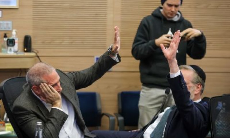 יצחק פינדרוס וחנוך מילביצקי בהצבעה [צילום: נועם מושקוביץ/דוברות הכנסת]
