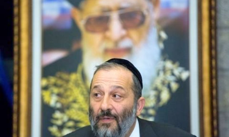 דרעי. נתלה באילני רברבי [צילום: פלאש 90]