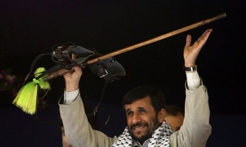 אחמדינג'אד והמטאטא [AP]