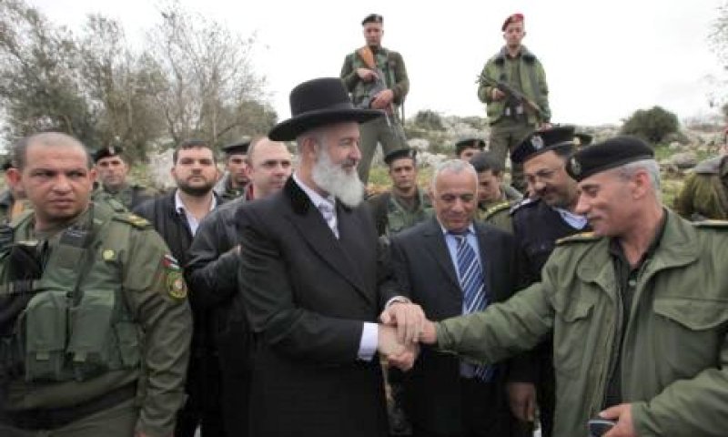הרב מצגר בכפר יסוף [צילום: פלאש 90]
