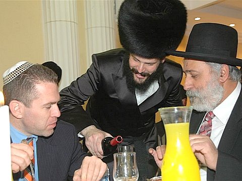נסים זאב וגלעד ארדן מתכבדים בכוס שיכר מהבן יהודה כהן