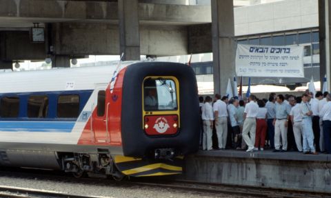חנוכת קרונועי IC3, במעמד שר התחבורה משה קצב, במהלכו נסע מערך מספר 01 מתחנת חיפה בת גלים (בתמונה) לתחנת תל אביב מרכז, 21.06.92 [צילום: פול קוטרל]