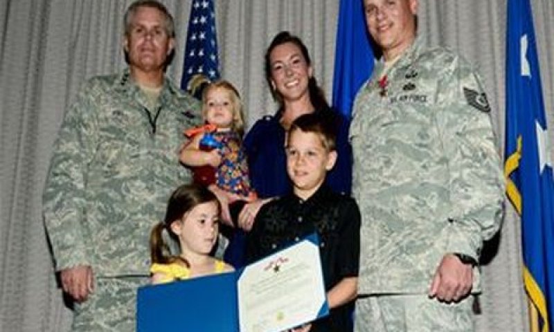 סרג'נט רוני בְריקי עם משפחתו [צילום: U.S. Air Force ]