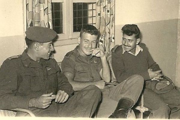 חיים פלטנר מימין כקצין צה"ל 1958, משמאל יאיר בר קול [צילום: באדיבות יאיר בר קול]