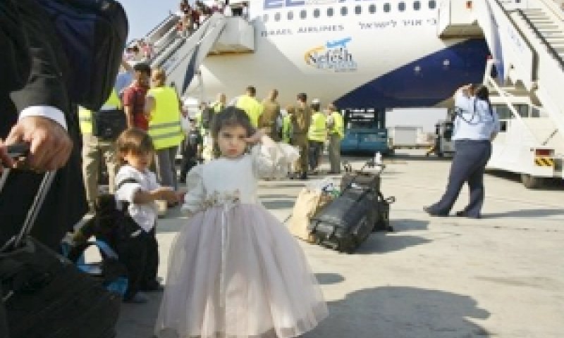 הדרכה, סל קליטה והפנייה לבית החדש [צילום: AP]