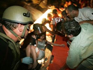מפנים את הלכודים מתוך הבית שקרס [צילום: AP]