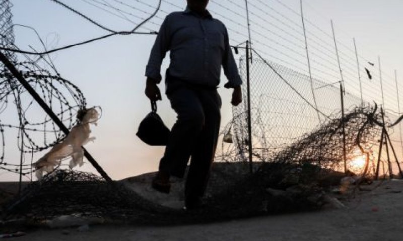 שב"חים. אלפים חוצים מדי יום [צילום: וויסאם השלמון/פלאש 90]