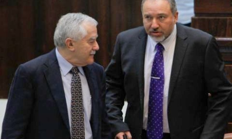 ליברמן ושמיר בכנסת [צילום: פלאש 90]