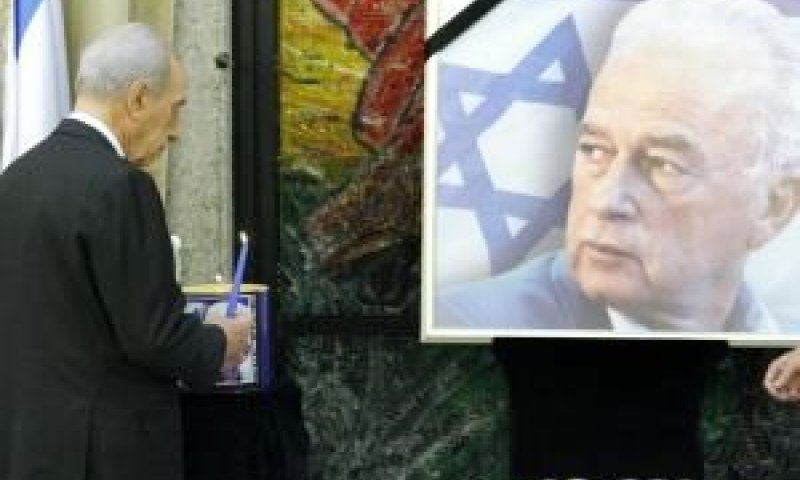 הנשיא פרס בהדלקת נר יצחק [פלאש 90]