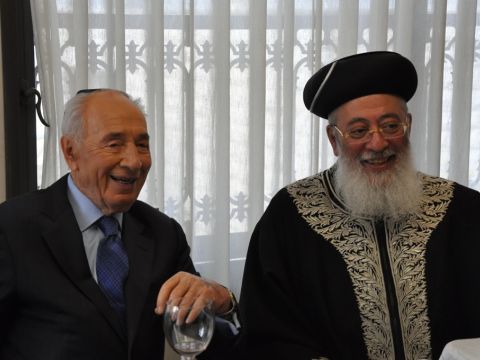 הרב עמאר עם פרס [צילום: דוברות בית הנשיא]