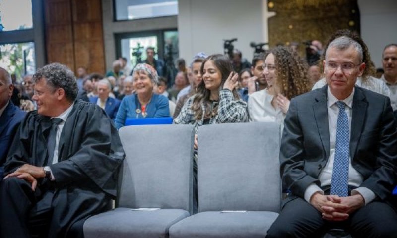 לוין, עמית. עדיין ניצים [צילום: חיים גולדברג/פלאש 90]