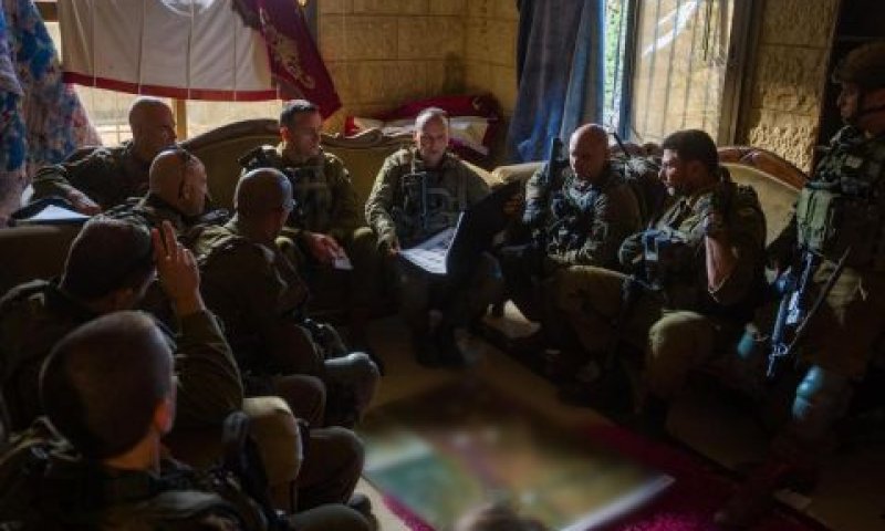 שי קלפר מציג לרמטכ"ל הלוי תוכניות [צילום: דובר צה''ל]