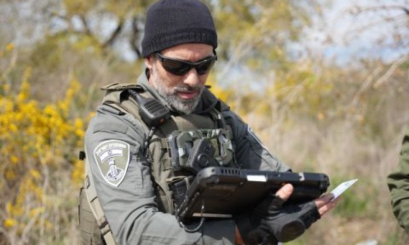 שוטר מג"ב במהלך אכיפת פשיעה חקלאית [צילום: דוברות המשטרה]