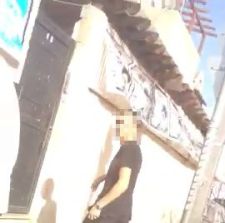 אחד החשודים בתקיפה כשברקע מודעות תעמולה של שס