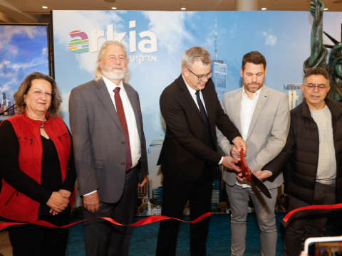 אבנר פלור, מנכ"ל רשות שדות התעופה, משה בן זקן מנכל משרד התחבורה, עוז ברלוביץ מנכל ארקיע, ראש המחלקה הכלכלית בשגרירות ארה"ב לארי ל ממט [צילום: ערן לם]