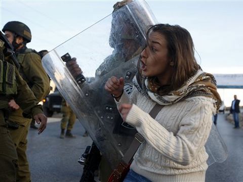 מפגינה באיזור רמאללה [צילום: AP]