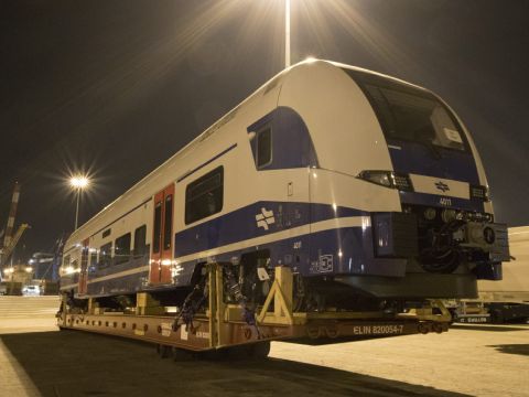 פריקת רכבות חשמליות של סימנס [צילום: מתן זילברשטיין]