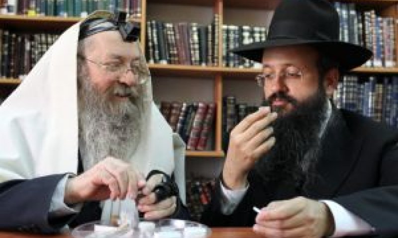 הרבנים דוד (משמאל) ויצחק בצרי, ירושלים, 2009 [צילום: פלאש 90]