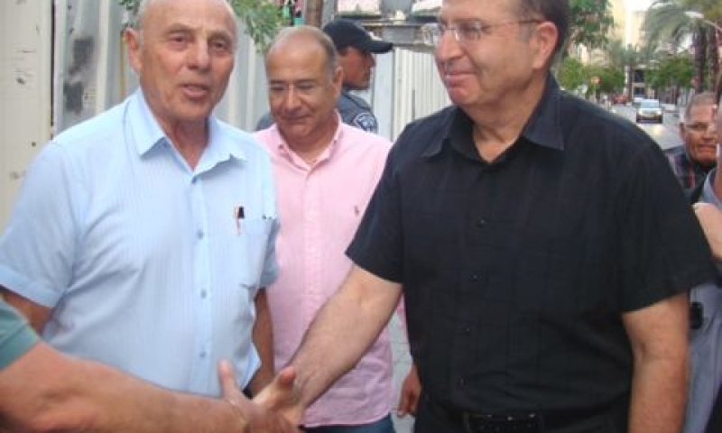 שר הבטחון משה בוגי יעלון עם נשיא המרכז האקדמי כרמל פרופ' נחום ביגר [צילום: מרכז אקדמי כרמל, יחסי ציבור]