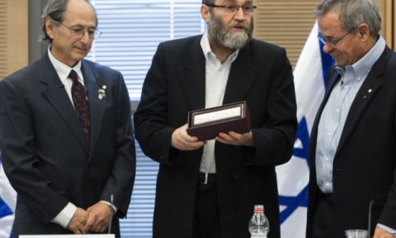 אריה ורשל ומיכאל לויט מקבלים הוקרה מח"כ משה גפני [צילום: פלאש 90]
