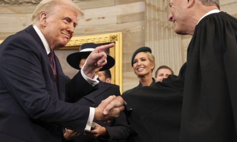 רוברטס וטראמפ בהשבעה. לקראת התנגשות? [צילום: AP]